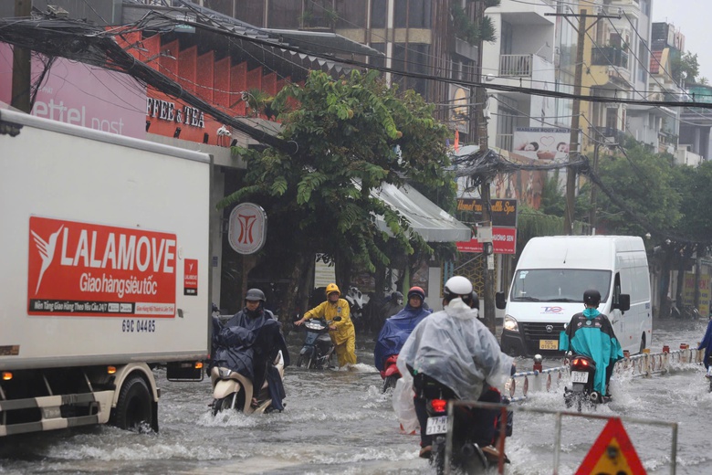 TP.HCM mưa trắng trời cả ng&agrave;y, đường phố biến th&agrave;nh s&ocirc;ng- Ảnh 4.