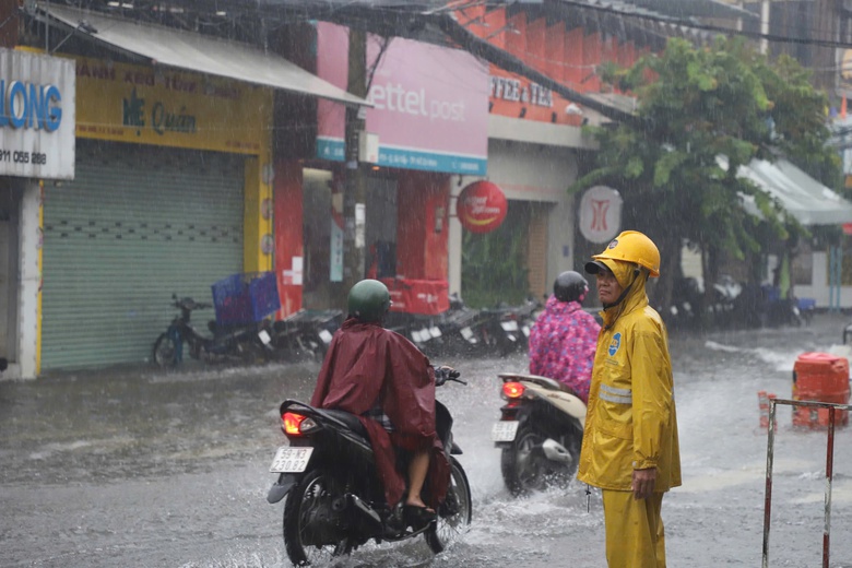 TP.HCM mưa trắng trời cả ng&agrave;y, đường phố biến th&agrave;nh s&ocirc;ng- Ảnh 7.