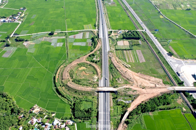 Quảng Ng&atilde;i: N&uacute;t giao cao tốc dở dang, xe phải đi v&ograve;ng cả chục km- Ảnh 1.