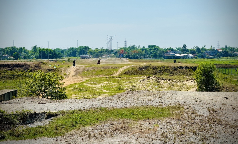 Quảng Ng&atilde;i: N&uacute;t giao cao tốc dở dang, xe phải đi v&ograve;ng cả chục km- Ảnh 2.