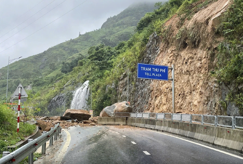 Huy động tối đa nguồn lực sửa chữa, kh&ocirc;i phục kết cấu hạ tầng sau b&atilde;o số 3- Ảnh 1.