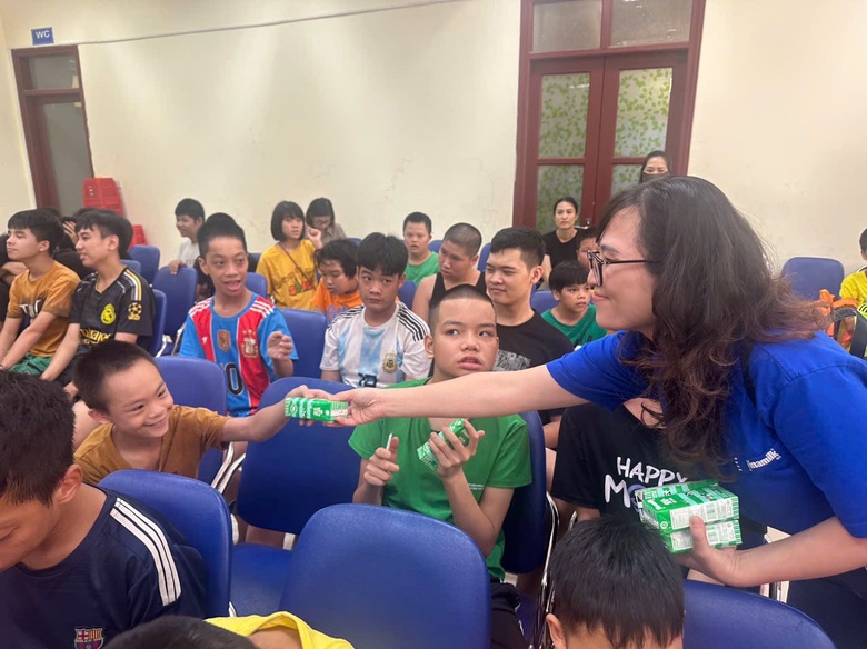 Mang Trung thu ấm &aacute;p đến trẻ em mọi miền- Ảnh 10.