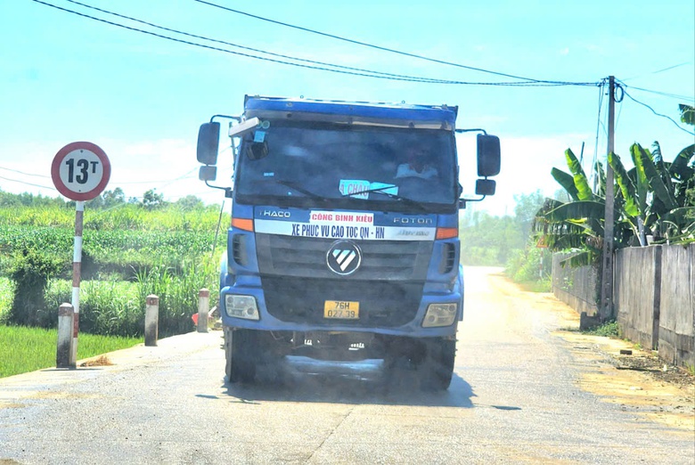 Quảng Ng&atilde;i: Lập trạm c&acirc;n gần cửa mỏ đ&aacute;, xử l&yacute; nghi&ecirc;m t&agrave;i xế chở qu&aacute; tải- Ảnh 4.