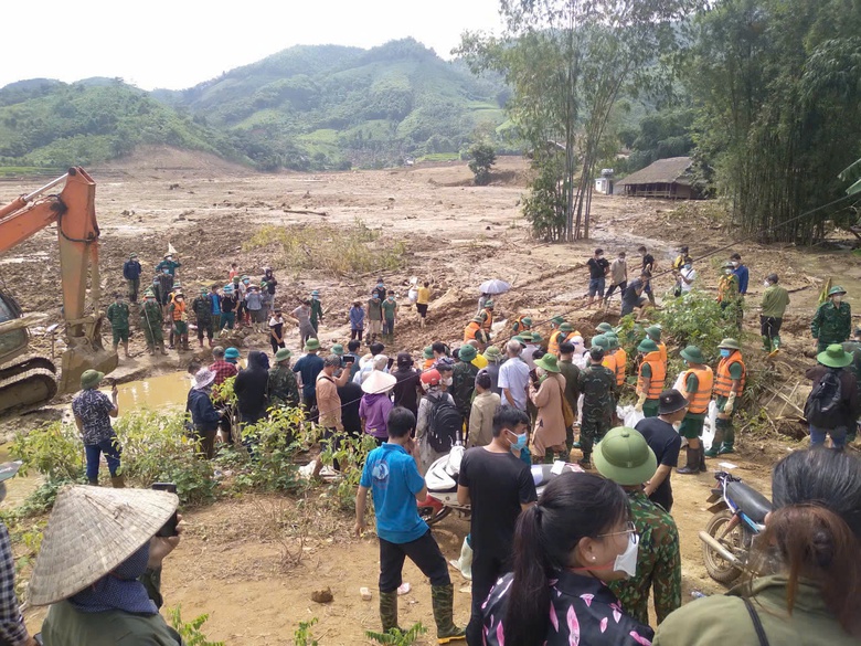 Tin mới vụ lũ qu&eacute;t L&agrave;ng Nủ: T&igrave;m thấy th&ecirc;m một thi thể, c&ograve;n 13 người mất t&iacute;ch- Ảnh 1.