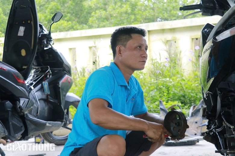 "Biệt đội" sửa xe v&agrave; thiết bị điện tất bật hỗ trợ người d&acirc;n v&ugrave;ng lũ Y&ecirc;n B&aacute;i- Ảnh 2.