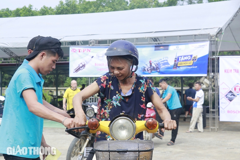 "Biệt đội" sửa xe v&agrave; thiết bị điện tất bật hỗ trợ người d&acirc;n v&ugrave;ng lũ Y&ecirc;n B&aacute;i- Ảnh 5.