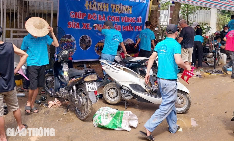 "Biệt đội" sửa xe v&agrave; thiết bị điện tất bật hỗ trợ người d&acirc;n v&ugrave;ng lũ Y&ecirc;n B&aacute;i- Ảnh 6.