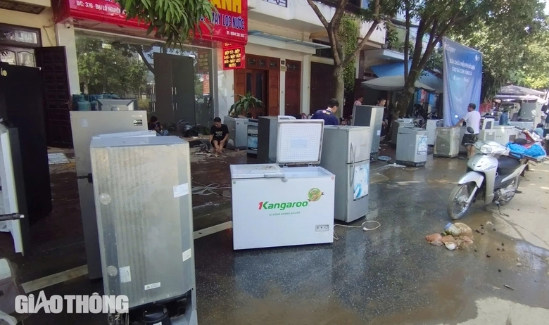 "Biệt đội" sửa xe v&agrave; thiết bị điện tất bật hỗ trợ người d&acirc;n v&ugrave;ng lũ Y&ecirc;n B&aacute;i- Ảnh 7.