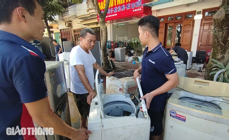 "Biệt đội" sửa xe v&agrave; thiết bị điện tất bật hỗ trợ người d&acirc;n v&ugrave;ng lũ Y&ecirc;n B&aacute;i- Ảnh 9.