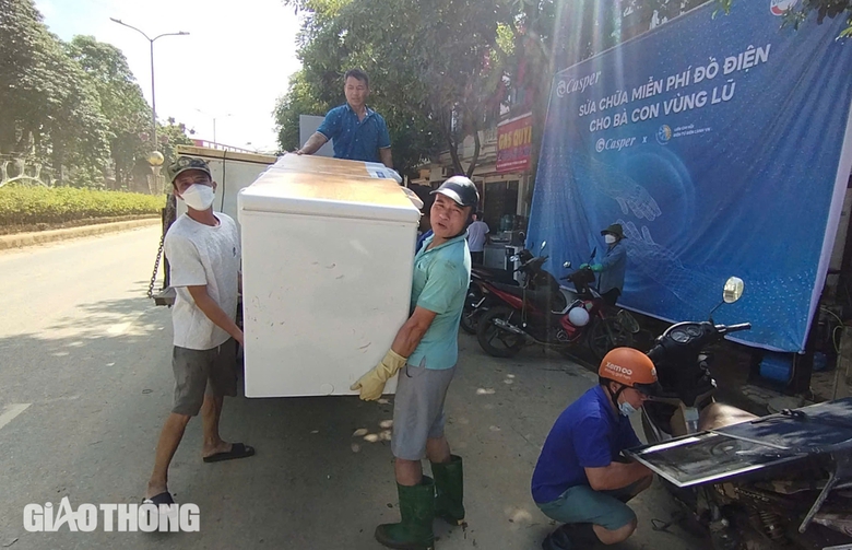 "Biệt đội" sửa xe v&agrave; thiết bị điện tất bật hỗ trợ người d&acirc;n v&ugrave;ng lũ Y&ecirc;n B&aacute;i- Ảnh 10.