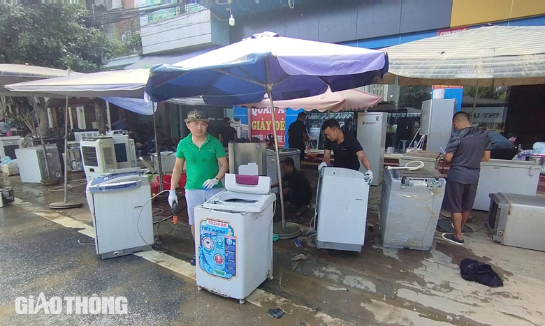 "Biệt đội" sửa xe v&agrave; thiết bị điện tất bật hỗ trợ người d&acirc;n v&ugrave;ng lũ Y&ecirc;n B&aacute;i- Ảnh 8.