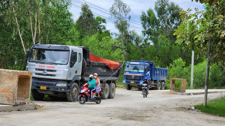 Quảng Ng&atilde;i: Lập trạm c&acirc;n gần cửa mỏ đ&aacute;, xử l&yacute; nghi&ecirc;m t&agrave;i xế chở qu&aacute; tải- Ảnh 1.