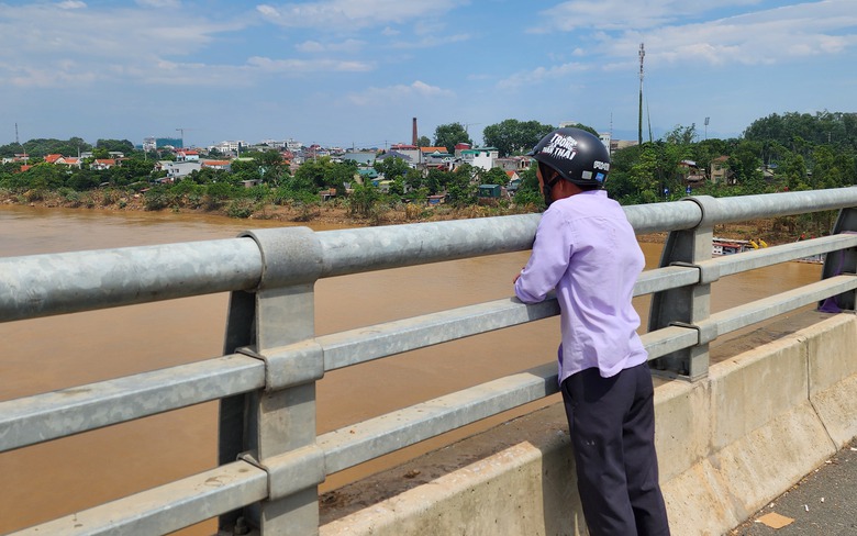 D&atilde;i nắng, dầm mưa ng&oacute;ng chờ tin người th&acirc;n mất t&iacute;ch trong vụ sập cầu Phong Ch&acirc;u
