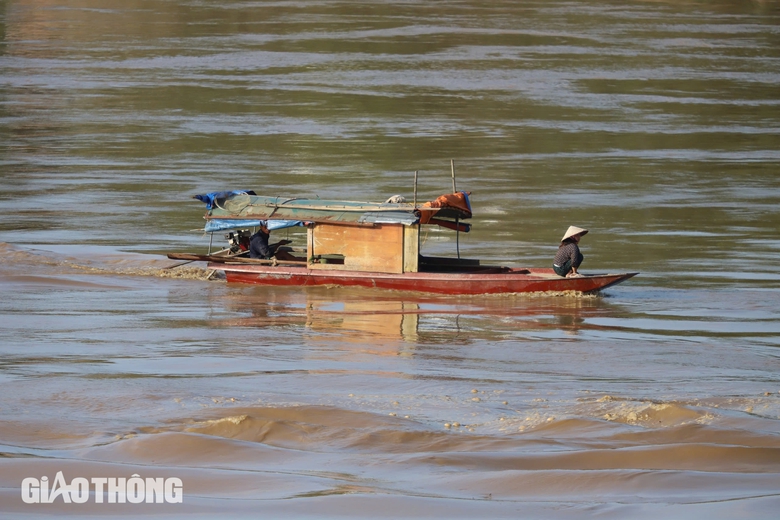 D&atilde;i nắng, dầm mưa ng&oacute;ng chờ tin người th&acirc;n mất t&iacute;ch trong vụ sập cầu Phong Ch&acirc;u- Ảnh 2.