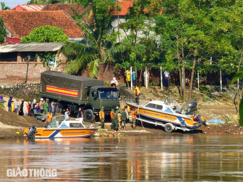 D&atilde;i nắng, dầm mưa ng&oacute;ng chờ tin người th&acirc;n mất t&iacute;ch trong vụ sập cầu Phong Ch&acirc;u- Ảnh 4.