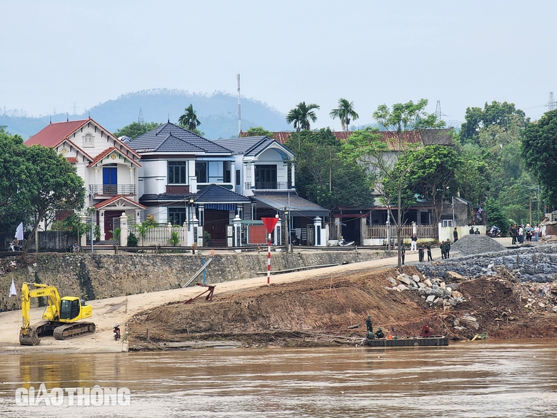 Lắp đặt thử cầu phao thay thế cầu Phong Ch&acirc;u bị sập- Ảnh 1.