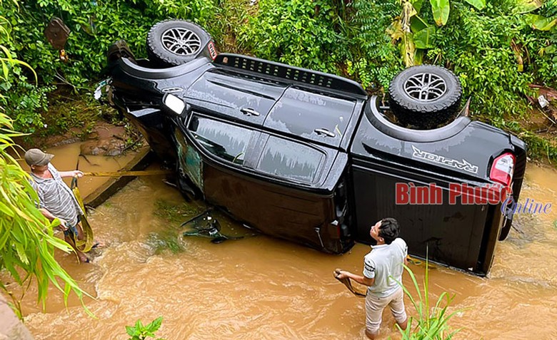Lực lượng chức năng trục vớt chiếc xe b&aacute;n tải v&agrave; đưa thi thể anh Ho&agrave;ng l&ecirc;n bờ - Ảnh: B&aacute;o B&igrave;nh Phước.