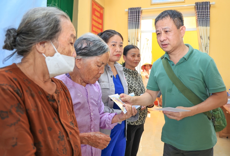 &ldquo;Nghĩa đồng b&agrave;o&rdquo; trong m&ugrave;a lũ: Sớm dựng lại trường, mong vơi bớt kh&oacute; khăn- Ảnh 4.