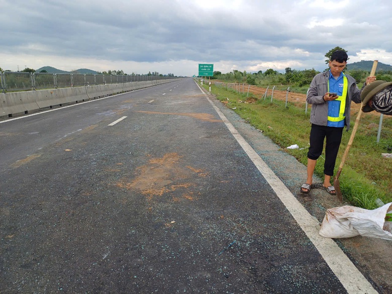 Hiện trường 2 xe kh&aacute;ch t&ocirc;ng nhau tr&ecirc;n cao tốc Vĩnh Hảo - Phan Thiết, 2 người tử vong- Ảnh 5.