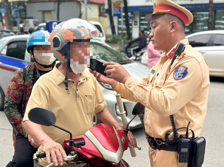CSGT H&agrave; Nội tăng cường lập chốt xử l&yacute; nồng độ cồn, nhiều t&agrave;i xế xe m&aacute;y vi phạm- Ảnh 1.