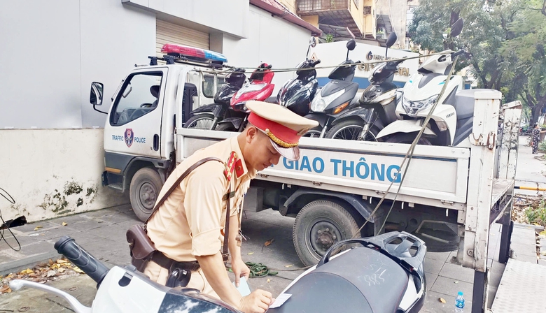 CSGT H&agrave; Nội tăng cường lập chốt xử l&yacute; nồng độ cồn, nhiều t&agrave;i xế xe m&aacute;y vi phạm- Ảnh 6.