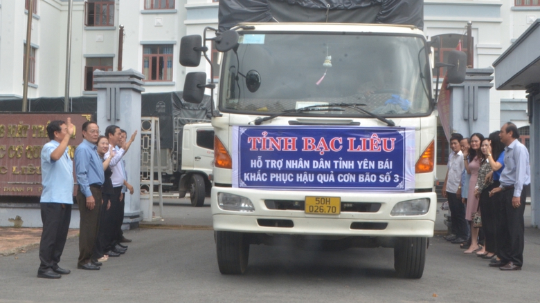 Những chuyến xe nghĩa t&igrave;nh từ Bạc Li&ecirc;u, S&oacute;c Trăng đến với người d&acirc;n v&ugrave;ng lũ miền Bắc- Ảnh 1.