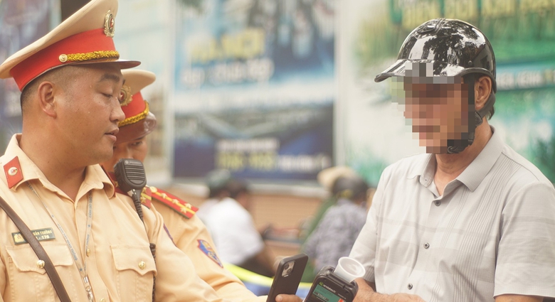 CSGT H&agrave; Nội tăng cường lập chốt xử l&yacute; nồng độ cồn, nhiều t&agrave;i xế xe m&aacute;y vi phạm- Ảnh 4.