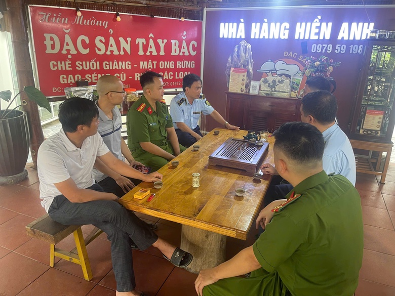 Kiểm tra nh&agrave; h&agrave;ng bị tố "chặt ch&eacute;m" đo&agrave;n từ thiện b&atilde;o lũ ở Y&ecirc;n B&aacute;i- Ảnh 1.