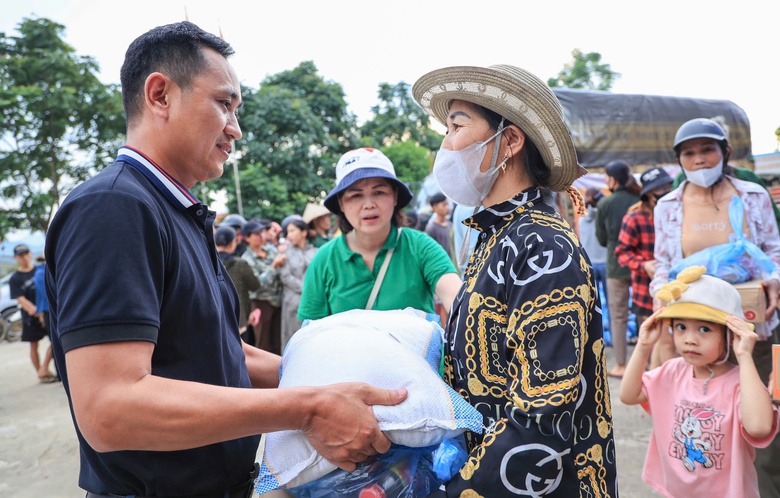 &ldquo;Nghĩa đồng b&agrave;o&rdquo; trong m&ugrave;a lũ: Sớm dựng lại trường, mong vơi bớt kh&oacute; khăn- Ảnh 2.