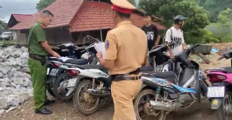 Hà Giang: Hơn 50 thanh thiếu niên xếp xe máy quanh hồ chụp ảnh rồi đầu trần diễu phố- Ảnh 1. Hà Giang: Hơn 50 thanh thiếu niên xếp xe máy quanh hồ chụp ảnh rồi đầu trần diễu phố- Ảnh 1.