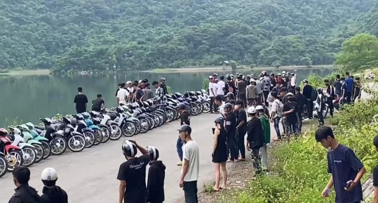 Hà Giang: Hơn 50 thanh thiếu niên xếp xe máy quanh hồ chụp ảnh rồi đầu trần diễu phố- Ảnh 2. Hà Giang: Hơn 50 thanh thiếu niên xếp xe máy quanh hồ chụp ảnh rồi đầu trần diễu phố- Ảnh 2.