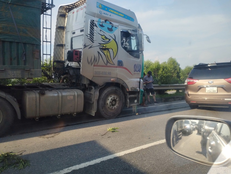 Li&ecirc;n tiếp tai nạn tr&ecirc;n cao tốc Nội B&agrave;i - L&agrave;o Cai- Ảnh 1.