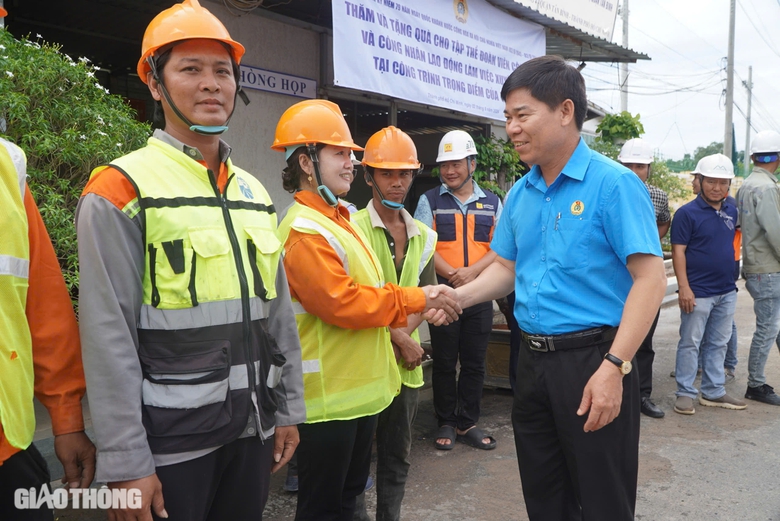 Tiếp sức c&ocirc;ng nh&acirc;n l&agrave;m việc xuy&ecirc;n lễ Quốc kh&aacute;nh 2/9- Ảnh 1.