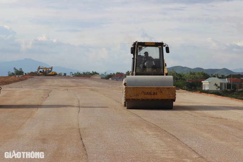 Hợp long cầu vượt s&ocirc;ng d&agrave;i nhất cao tốc Ho&agrave;i Nhơn - Quy Nhơn- Ảnh 8.