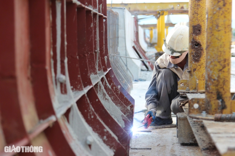 Hợp long cầu vượt s&ocirc;ng d&agrave;i nhất cao tốc Ho&agrave;i Nhơn - Quy Nhơn- Ảnh 6.