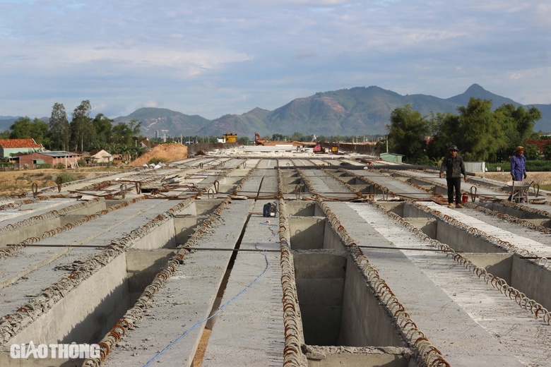 Hợp long cầu vượt s&ocirc;ng d&agrave;i nhất cao tốc Ho&agrave;i Nhơn - Quy Nhơn- Ảnh 5.