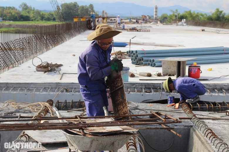 Hợp long cầu vượt s&ocirc;ng d&agrave;i nhất cao tốc Ho&agrave;i Nhơn - Quy Nhơn- Ảnh 4.