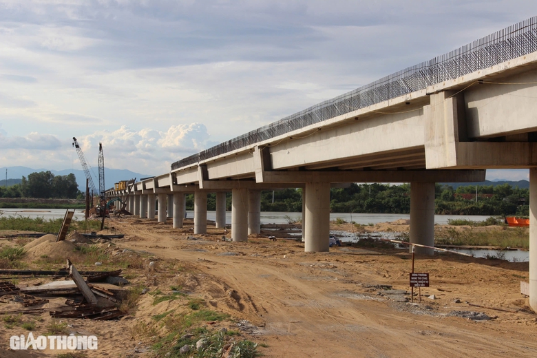 Hợp long cầu vượt s&ocirc;ng d&agrave;i nhất cao tốc Ho&agrave;i Nhơn - Quy Nhơn- Ảnh 3.