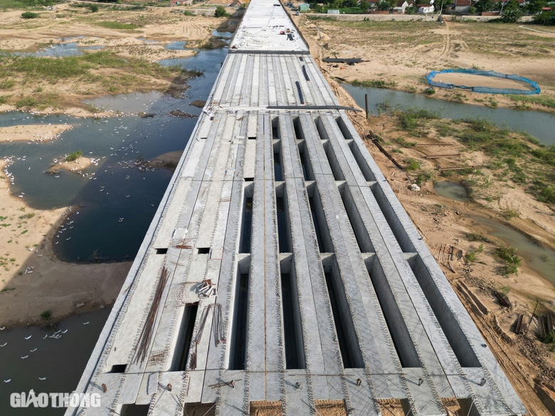 Hợp long cầu vượt s&ocirc;ng d&agrave;i nhất cao tốc Ho&agrave;i Nhơn - Quy Nhơn- Ảnh 2.