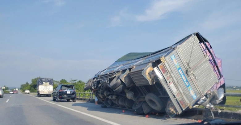 Li&ecirc;n tiếp tai nạn tr&ecirc;n cao tốc Nội B&agrave;i - L&agrave;o Cai- Ảnh 2.