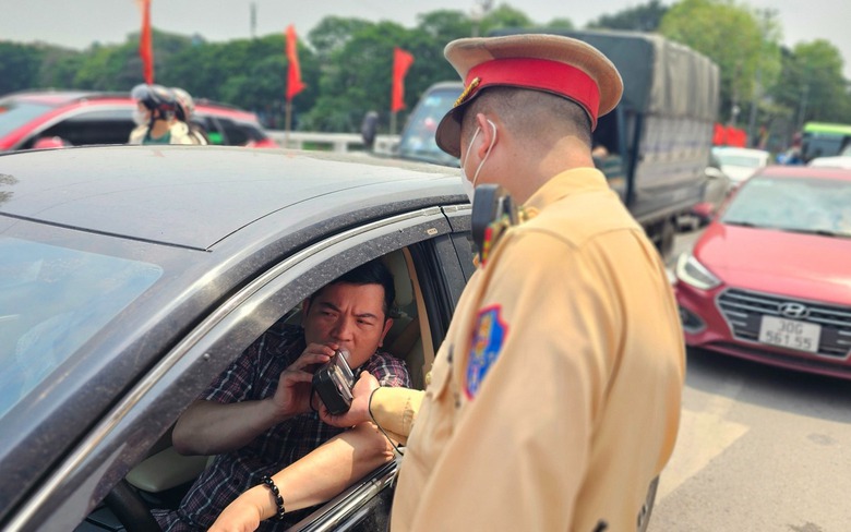 Gần 4.000 t&agrave;i xế vi phạm nồng độ cồn, phải bắt xe về nh&agrave; trong ng&agrave;y thứ ba kỳ nghỉ lễ