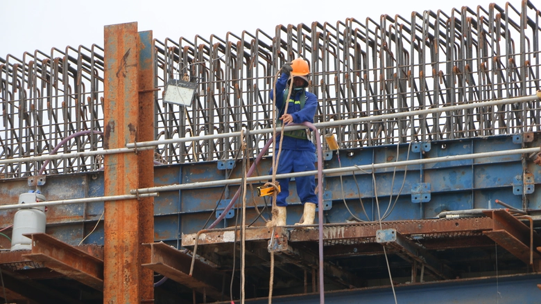 C&ocirc;ng nh&acirc;n thi c&ocirc;ng xuy&ecirc;n lễ, đưa cầu Đại Ng&atilde;i 2 ho&agrave;n th&agrave;nh vượt tiến độ- Ảnh 2.