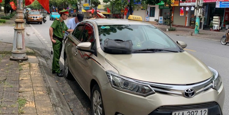 Tăng cường xử lý xe taxi "dù" sau phản ánh của Báo Giao thông- Ảnh 1.