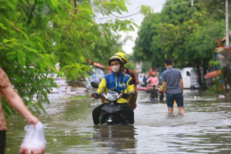 Nhiều tuyến đường ở TP Thủ Đức vẫn ngập s&acirc;u sau mưa lớn- Ảnh 3.
