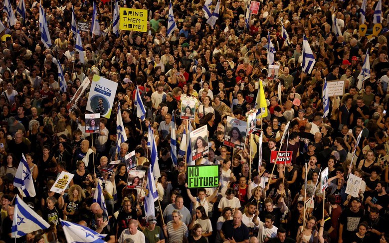 Người Israel tức giận, biển người biểu t&igrave;nh sau c&aacute;i chết của 6 con tin