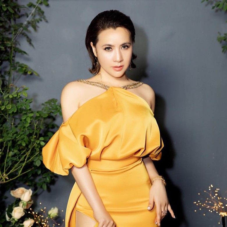 Mẹ tỷ ph&uacute; Elon Musk diện v&aacute;y 40.000 USD của nh&agrave; thiết kế người Việt- Ảnh 4.