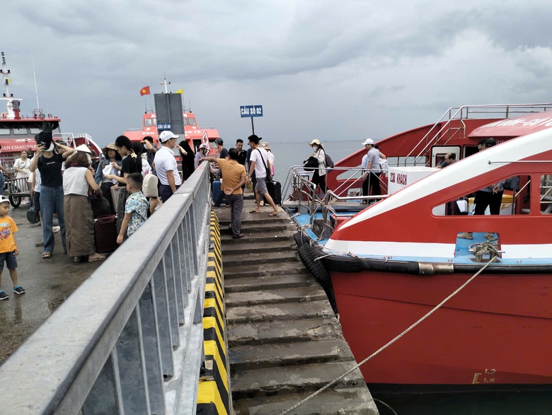 Quảng Ninh "h&uacute;t" kh&aacute;ch du lịch trong kỳ nghỉ lễ 2/9- Ảnh 4.