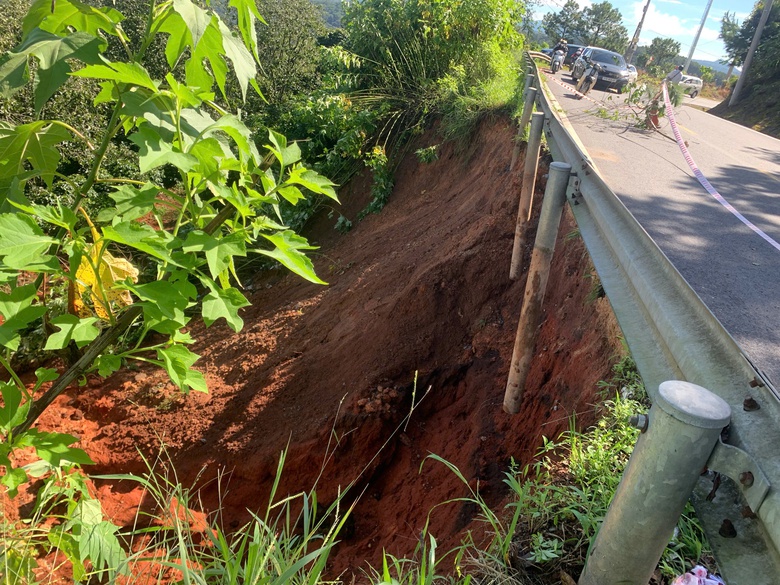 Mưa lớn g&acirc;y sạt lở tr&ecirc;n QL20 qua Đ&agrave; Lạt- Ảnh 4.
