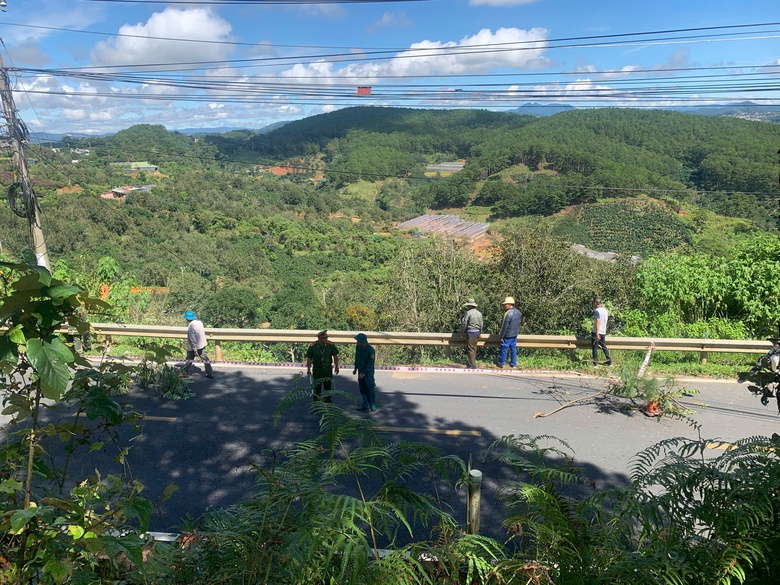 Mưa lớn g&acirc;y sạt lở tr&ecirc;n QL20 qua Đ&agrave; Lạt- Ảnh 3.