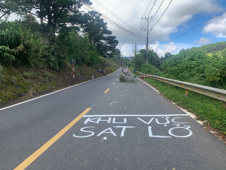 Mưa lớn g&acirc;y sạt lở tr&ecirc;n QL20 qua Đ&agrave; Lạt- Ảnh 5.